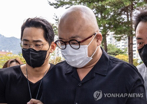 마약 투약 혐의를 받는 유명 작곡가겸 사업가인 돈스파이크(본명 김민수)가 28일 오전 구속 전 피의자 심문(영장실질심사)을 받기 위해 서울 도봉구 서울북부지법에 출두하고 있다.  연합뉴스